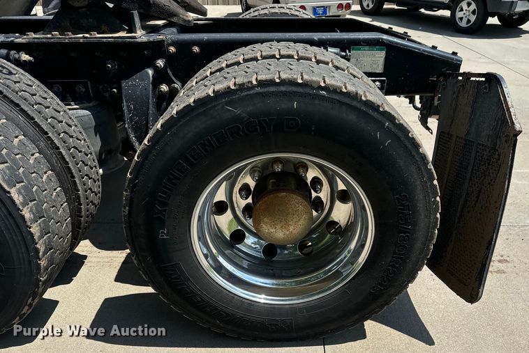 image for item LF9970 2004 Freightliner Columbia 120 semi truck