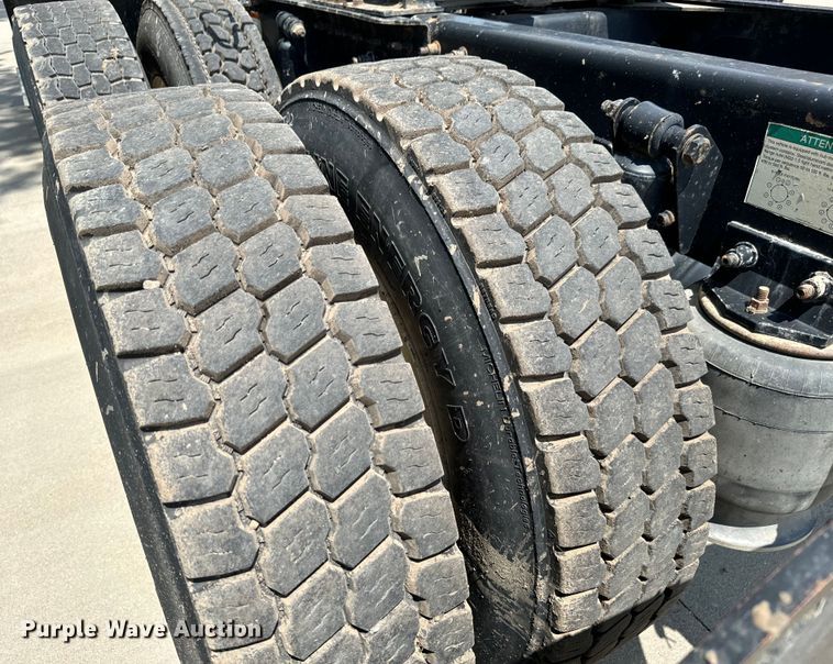 image for item LF9970 2004 Freightliner Columbia 120 semi truck