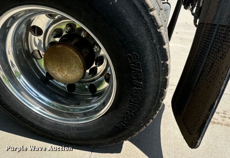 image for item LF9970 2004 Freightliner Columbia 120 semi truck