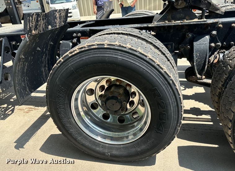 image for item LF9970 2004 Freightliner Columbia 120 semi truck