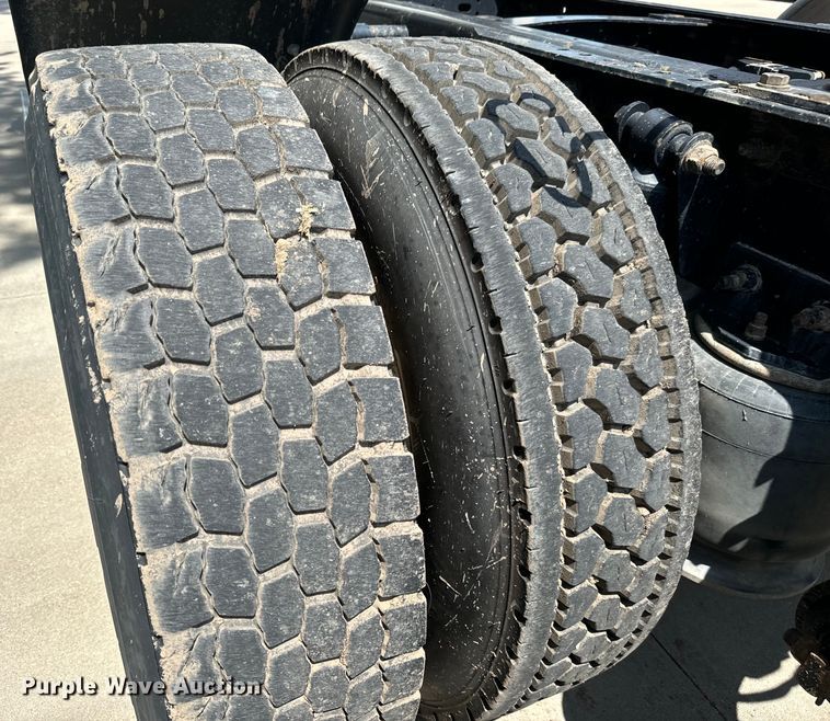 image for item LF9970 2004 Freightliner Columbia 120 semi truck