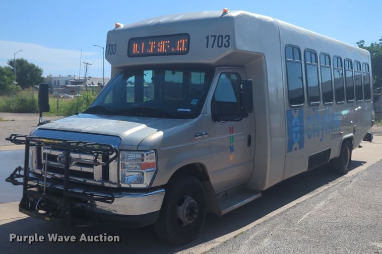 image for item NG9925 2017 Ford Econoline E450 Super Duty shuttle bus