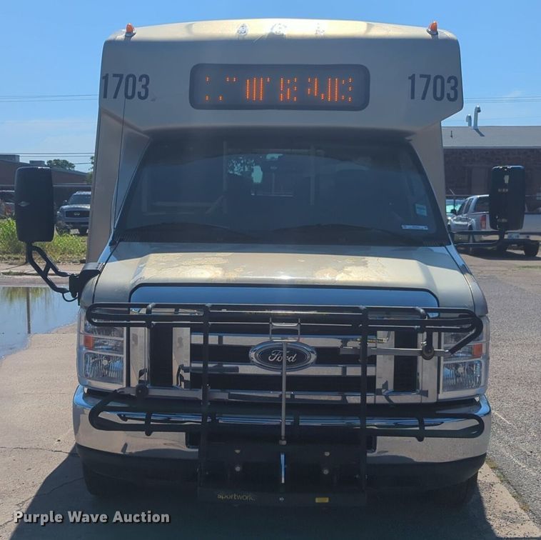 image for item NG9925 2017 Ford Econoline E450 Super Duty shuttle bus