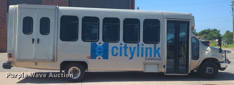 image for item NG9925 2017 Ford Econoline E450 Super Duty shuttle bus