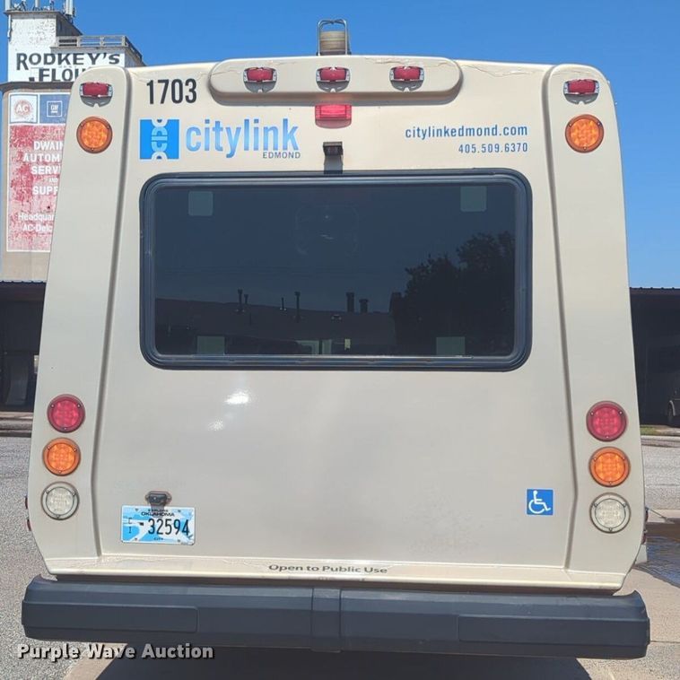 image for item NG9925 2017 Ford Econoline E450 Super Duty shuttle bus