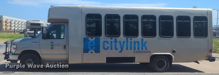 image for item NG9925 2017 Ford Econoline E450 Super Duty shuttle bus