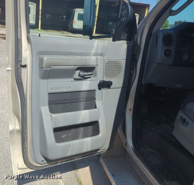 image for item NG9925 2017 Ford Econoline E450 Super Duty shuttle bus