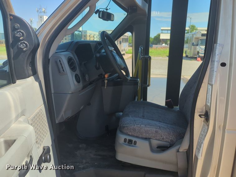 image for item NG9925 2017 Ford Econoline E450 Super Duty shuttle bus