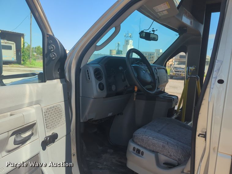 image for item NG9925 2017 Ford Econoline E450 Super Duty shuttle bus