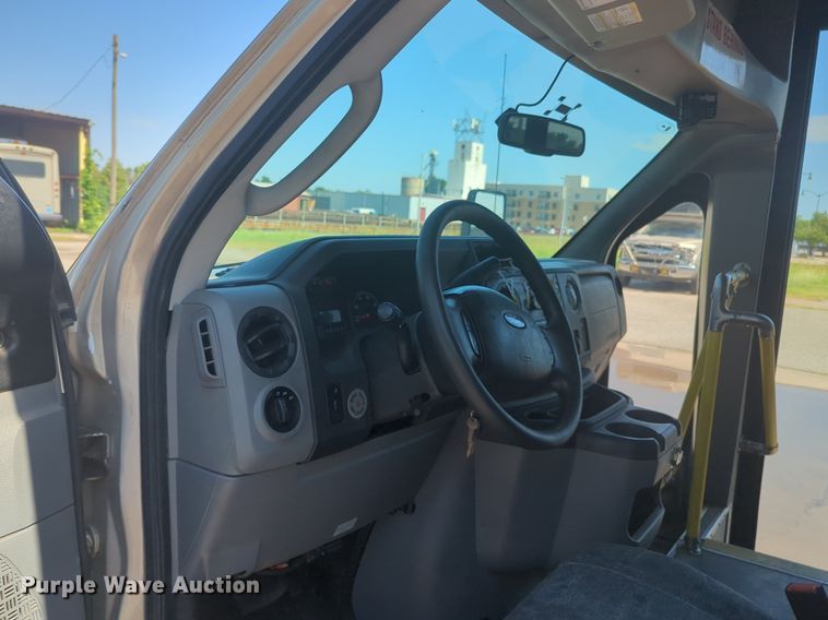 image for item NG9925 2017 Ford Econoline E450 Super Duty shuttle bus
