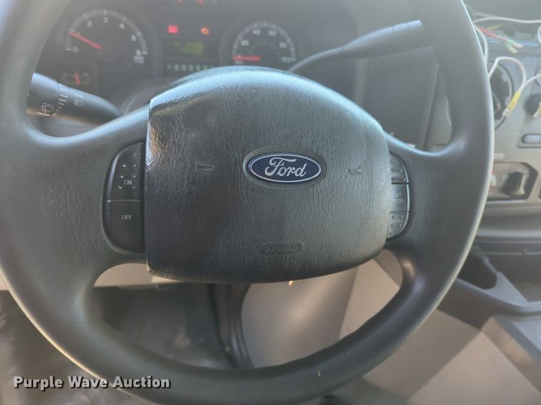 image for item NG9925 2017 Ford Econoline E450 Super Duty shuttle bus