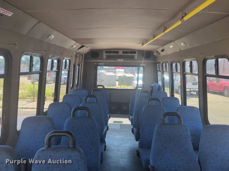 image for item NG9925 2017 Ford Econoline E450 Super Duty shuttle bus