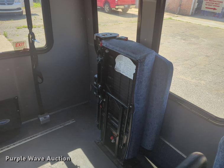 image for item NG9925 2017 Ford Econoline E450 Super Duty shuttle bus