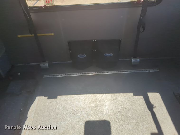 image for item NG9925 2017 Ford Econoline E450 Super Duty shuttle bus