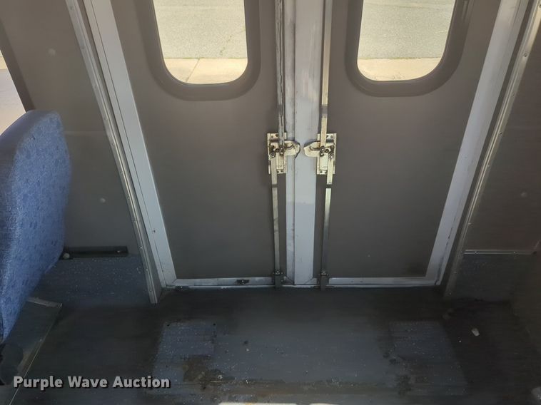 image for item NG9925 2017 Ford Econoline E450 Super Duty shuttle bus