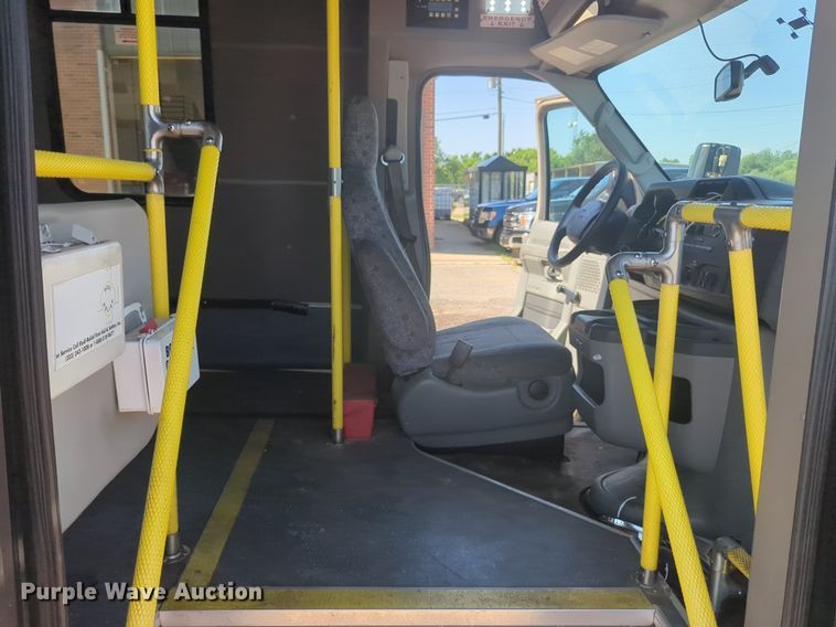 image for item NG9925 2017 Ford Econoline E450 Super Duty shuttle bus