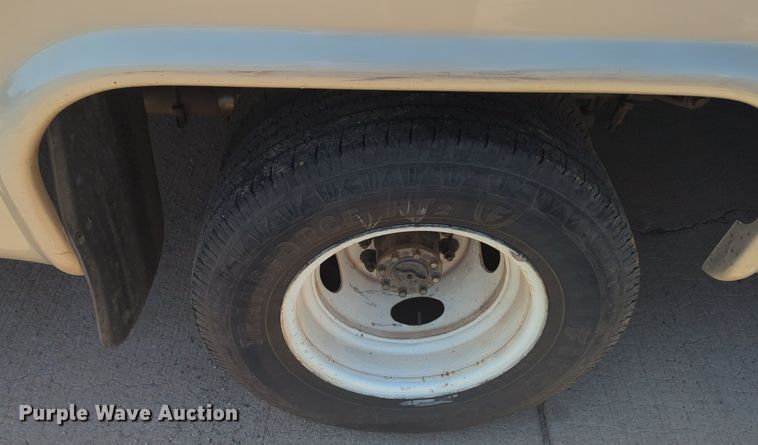 image for item NG9925 2017 Ford Econoline E450 Super Duty shuttle bus