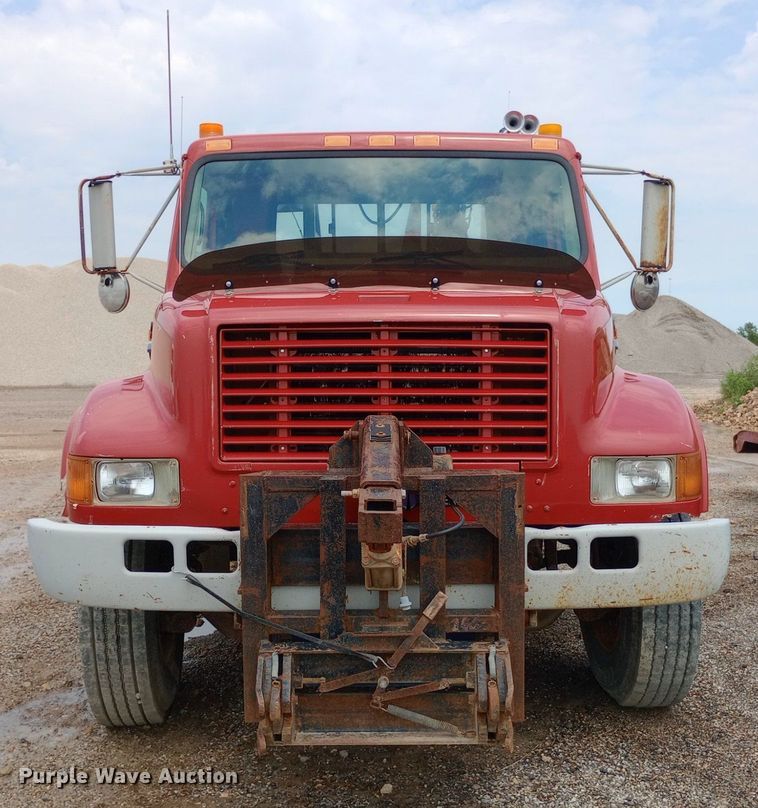 image for item NY9454 1999 International 4700 winch truck