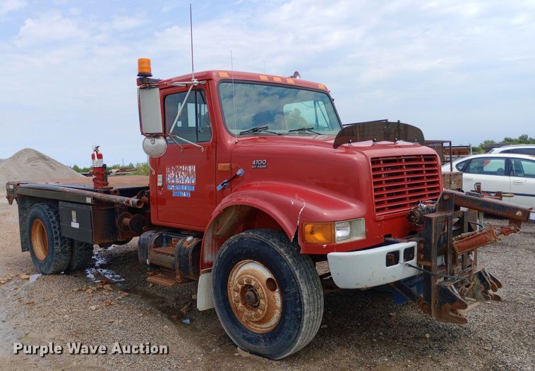 image for item NY9454 1999 International 4700 winch truck