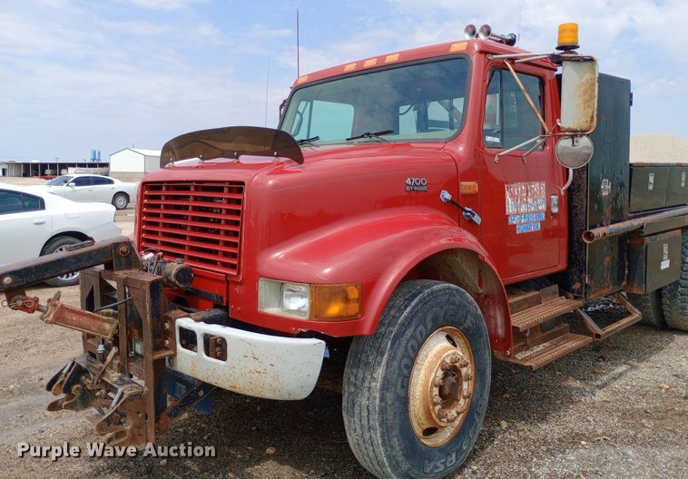 image for item NY9454 1999 International 4700 winch truck