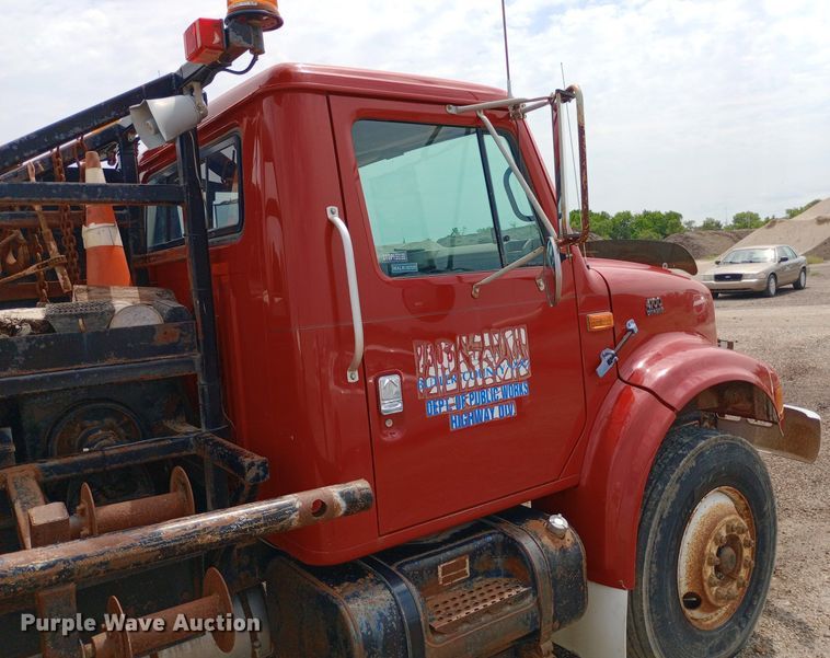 image for item NY9454 1999 International 4700 winch truck
