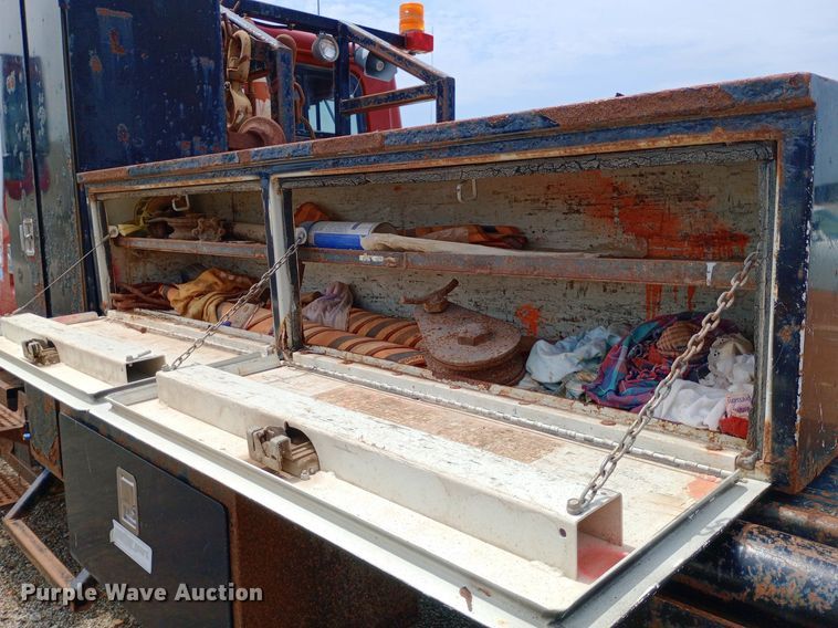 image for item NY9454 1999 International 4700 winch truck