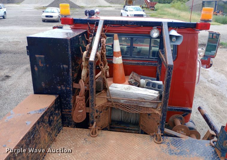 image for item NY9454 1999 International 4700 winch truck