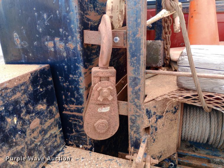 image for item NY9454 1999 International 4700 winch truck