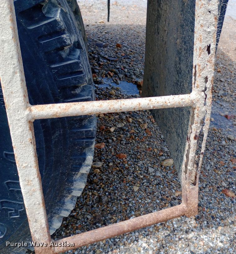 image for item NY9454 1999 International 4700 winch truck