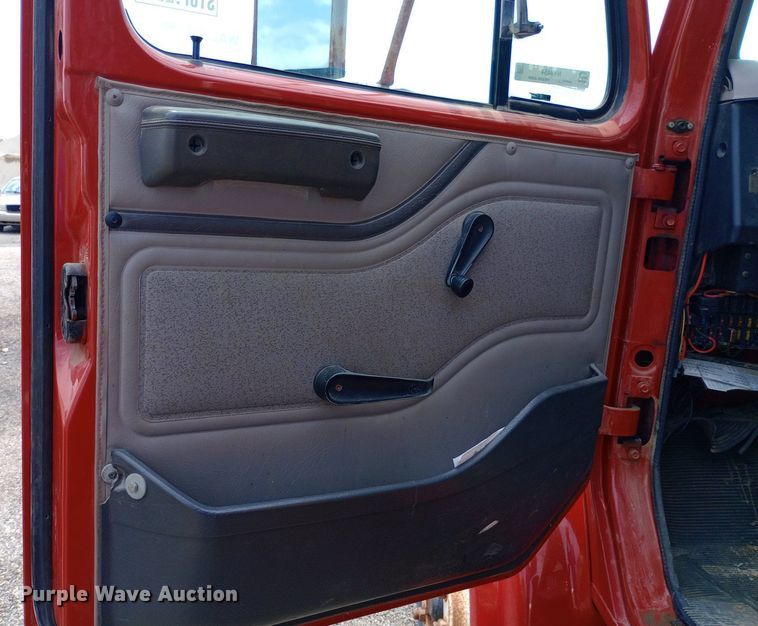 image for item NY9454 1999 International 4700 winch truck