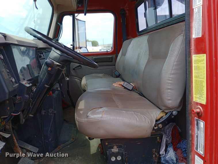 image for item NY9454 1999 International 4700 winch truck