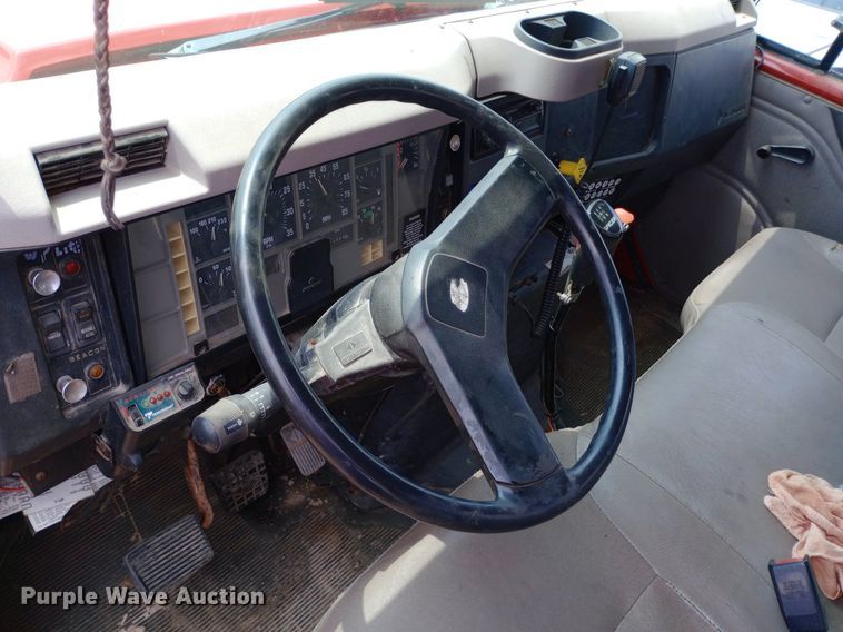 image for item NY9454 1999 International 4700 winch truck