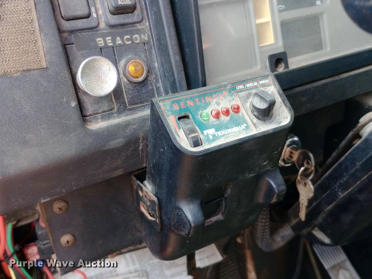 image for item NY9454 1999 International 4700 winch truck