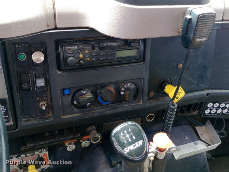 image for item NY9454 1999 International 4700 winch truck