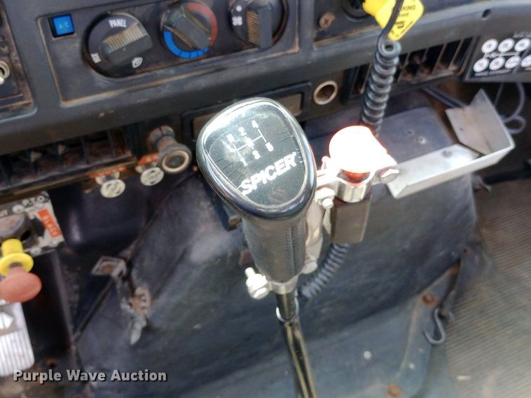 image for item NY9454 1999 International 4700 winch truck