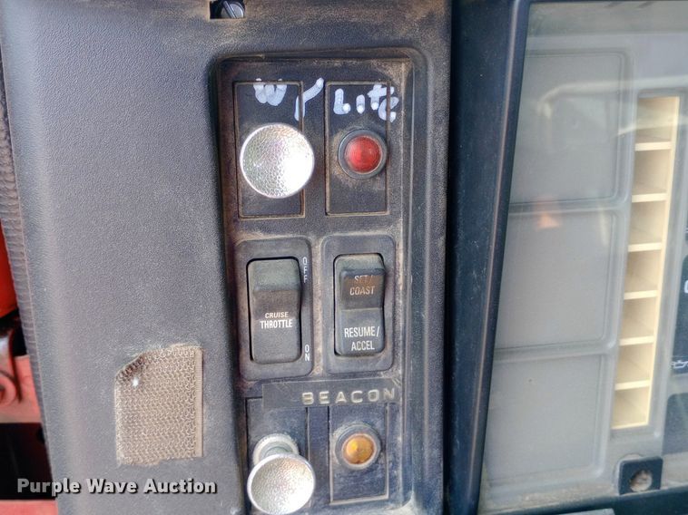 image for item NY9454 1999 International 4700 winch truck