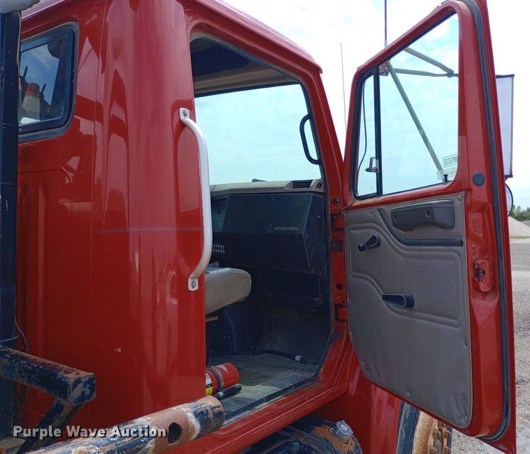 image for item NY9454 1999 International 4700 winch truck