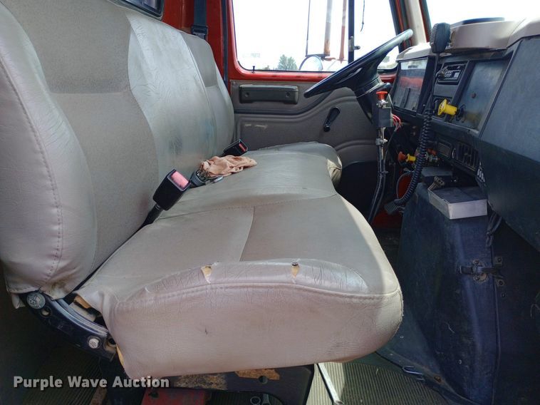 image for item NY9454 1999 International 4700 winch truck