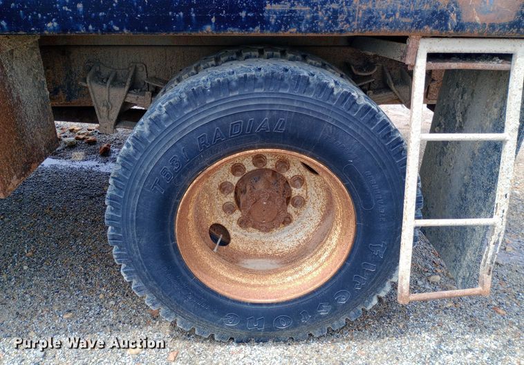 image for item NY9454 1999 International 4700 winch truck