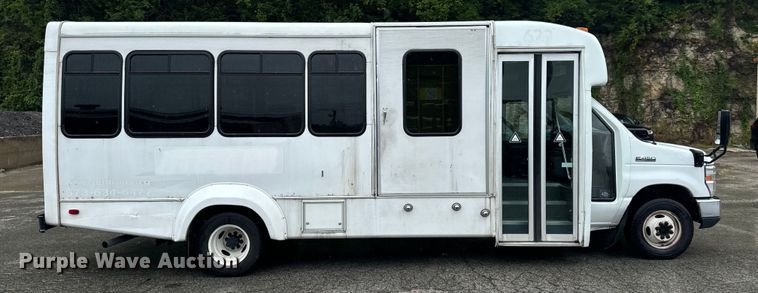 image for item OF9960 2010 Ford E450 Super Duty shuttle bus