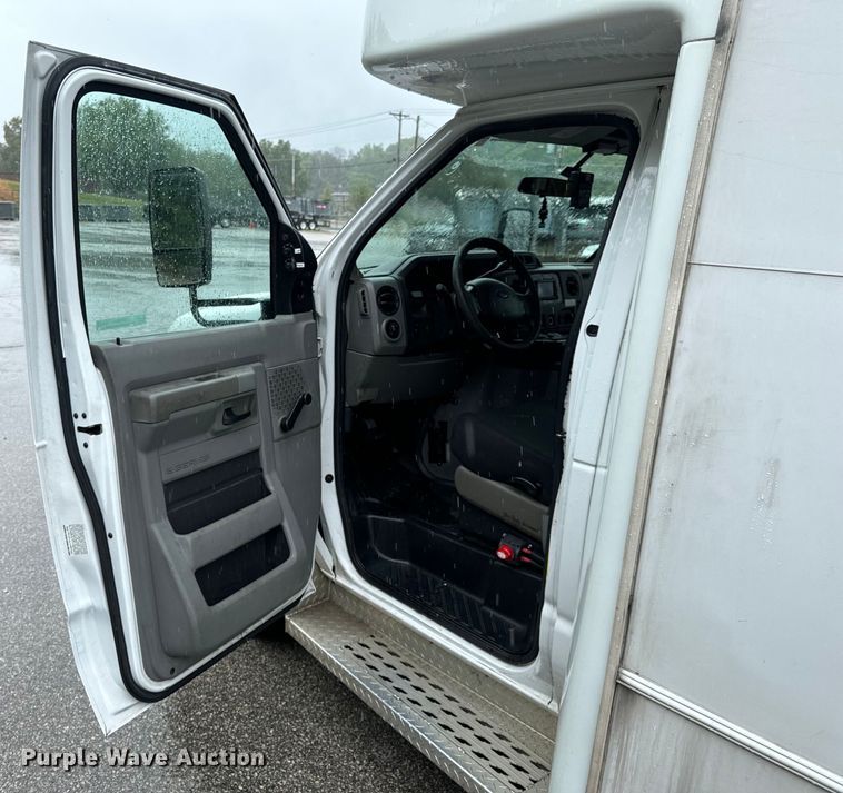 image for item OF9960 2010 Ford E450 Super Duty shuttle bus