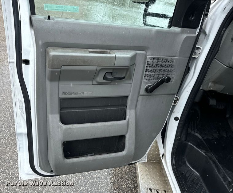 image for item OF9960 2010 Ford E450 Super Duty shuttle bus