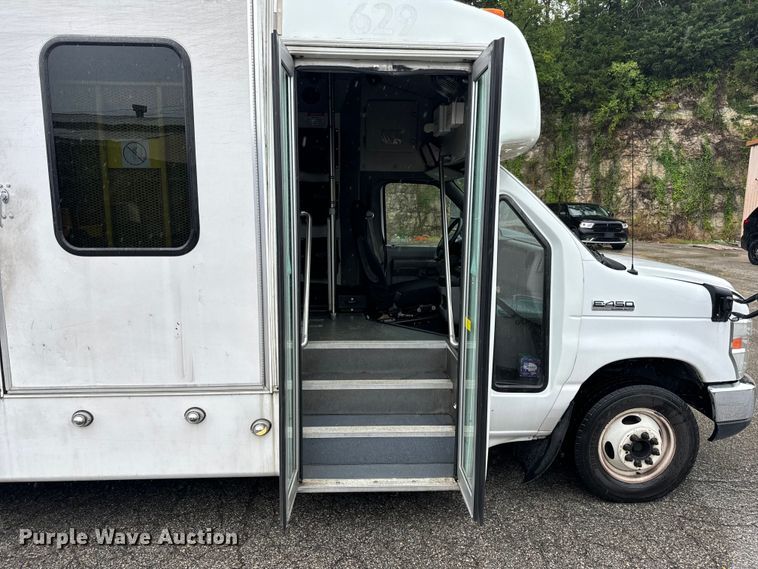 image for item OF9960 2010 Ford E450 Super Duty shuttle bus