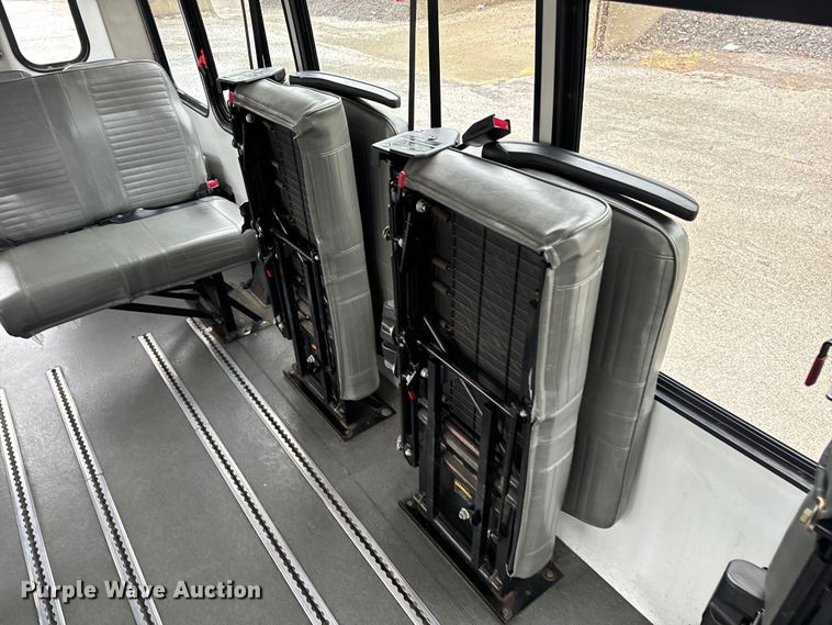 image for item OF9960 2010 Ford E450 Super Duty shuttle bus