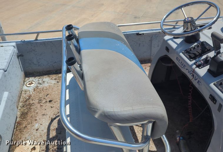 image for item NW9726 2004 Bluewave Classic 190 boat