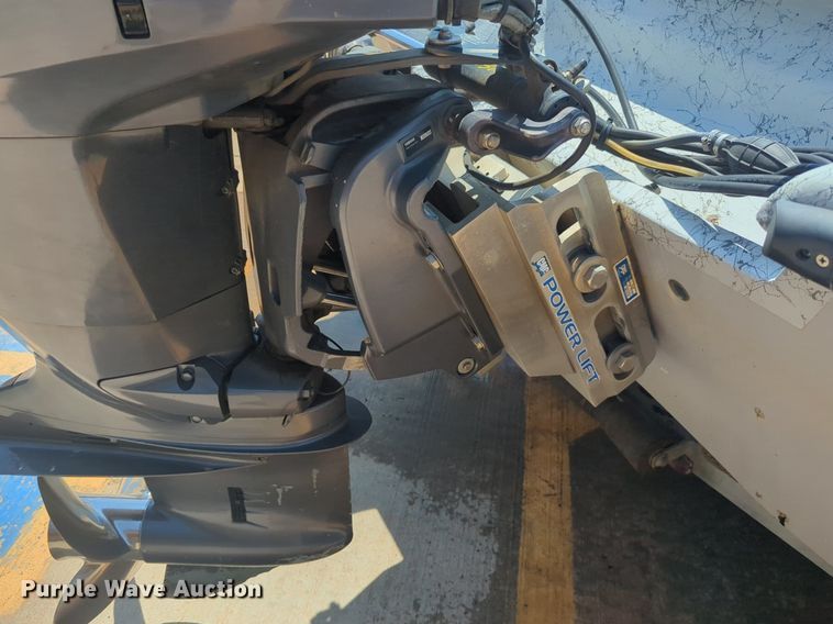 image for item NW9726 2004 Bluewave Classic 190 boat