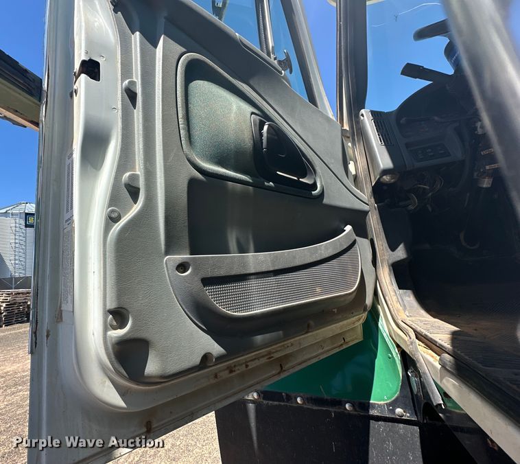 image for item DG4472 2006 International 7600 applicator truck