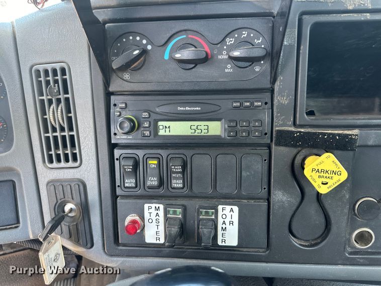 image for item DG4472 2006 International 7600 applicator truck