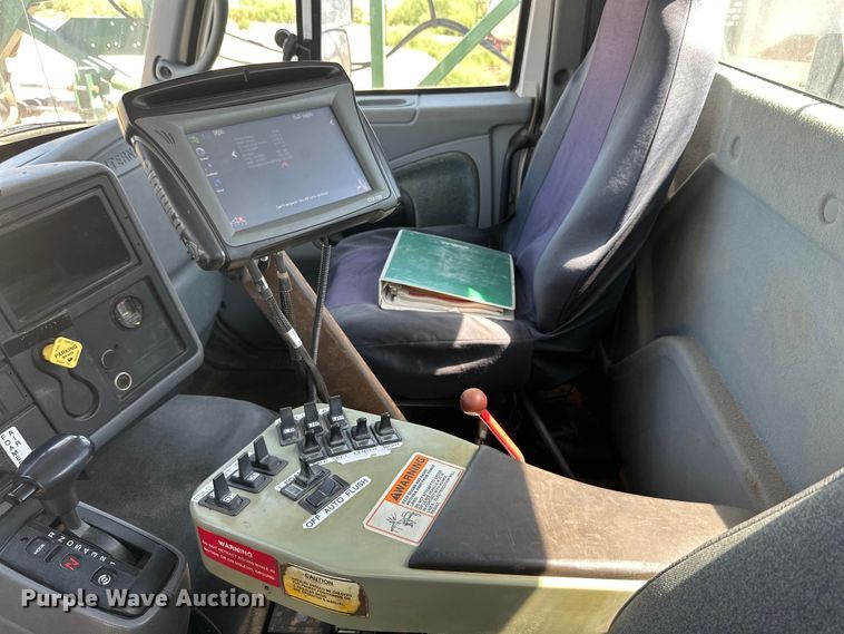 image for item DG4472 2006 International 7600 applicator truck