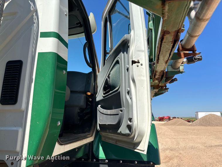 image for item DG4472 2006 International 7600 applicator truck